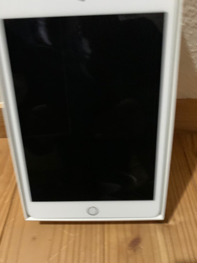 ipad mini4wiーfiモデルセレラー16GB au4年位前に購入しましたリセット済みフイルムを付けて使用してました動作確認済みですカバーを付けおりましたので綺麗だと思います小さな傷等はあります状態はいいと思いますのでまだまだ使えます写真が全てです希望取引き場所は御宿駅です午前中お願いします早い取引きの方優先します