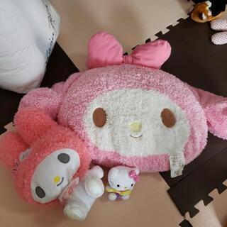 サンリオキャラクターのぬいぐるみとクッション