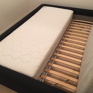 IKEA クイーンサイズベッド マットレス付きの画像