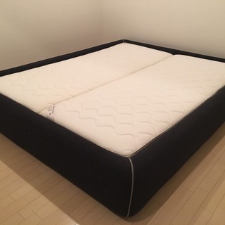 IKEA クイーンサイズベッド マットレス付きの画像