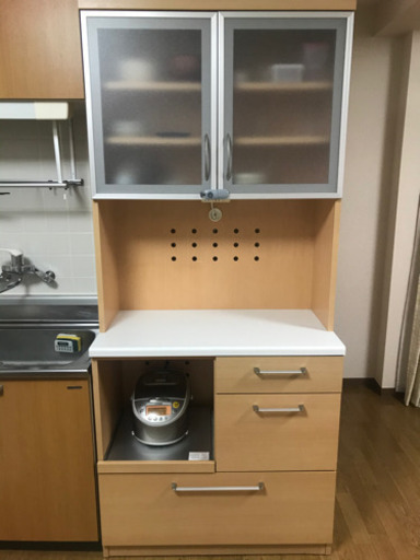 食器棚（きれいな方だと思います）