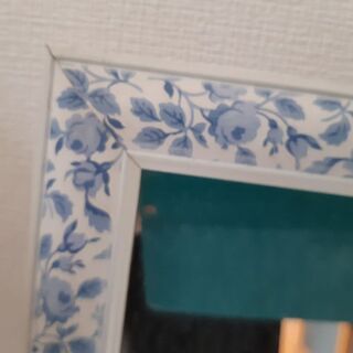 姿見　　自立式　枠は白ベースに青の花柄があしらってあります。の画像