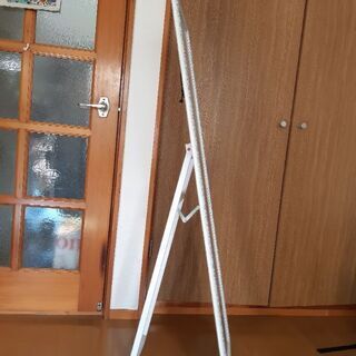 姿見　　自立式　枠は白ベースに青の花柄があしらってあります。