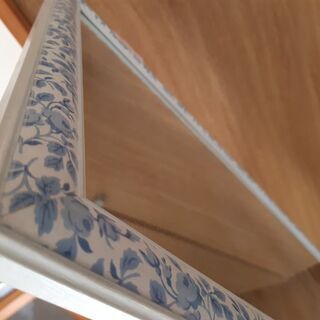 姿見　　自立式　枠は白ベースに青の花柄があしらってあります。の画像