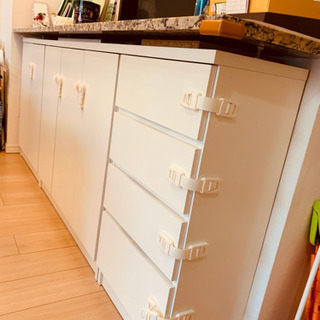 カウンター下の収納棚3つの画像