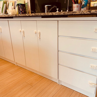 カウンター下の収納棚3つの画像
