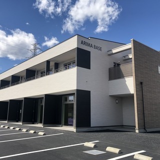 【ＡＲＩＭＡ　ＢＡＳＥ部屋番号：202】新築アパート♪設備充実、ガス料金も都市ガス並で安い！ミサワホームの新築物件！インターネット無料！駐車場は屋根付きで２台無料です♪入口はオートロックで宅配ＢＯＸもついてます！の画像