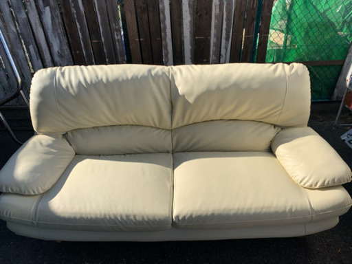 ⭐️　値引き　 3人掛けソファー ホワイト 関家具 定価104000 目立つ傷なし☆