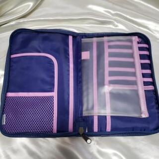 通帳など色々入れておけるケース。の画像