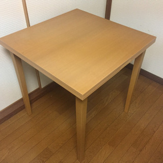 伸長式のダイニングテーブルの画像