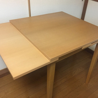 伸長式のダイニングテーブルの画像