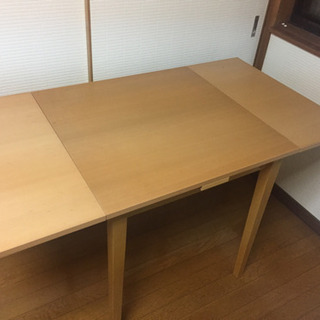 伸長式のダイニングテーブルの画像