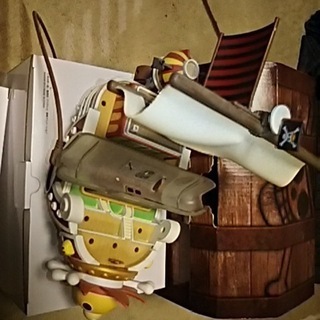 docomo N-02E ONE PIEC　ワンピーススマホ　イヤホンジャック９体　サニー号充電台　元箱の画像