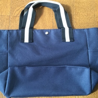 紺色トートバッグの画像