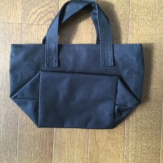 黒色小さなバックの画像