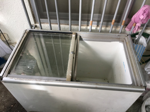 業務用冷蔵庫です、がんがん凍りますがたまには霜取りが必要です。