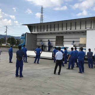 【全国に66拠点！急成長企業！】長距離幹線輸送なら富士運輸株式会社 北九州支店【法令順守で高収入】長距離大型トラックドライバーのお仕事♪　～新規支店オープン～ 従業員を最優先に考える企業です！安全な新車トラックどんどん導入中！学歴不問！未経験者歓迎！ 　内定者の入社理由【従業員重視】【規模が大きく安心】【早く稼げる】【新車】【安全重視】【１人１車】【収入安定】【法令遵守】の画像