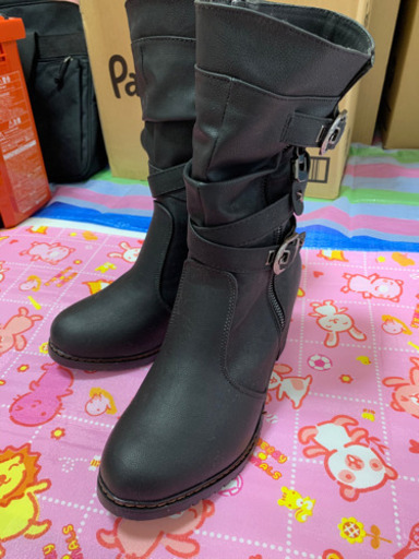 新品未使用　可愛いミドル丈ベルト付きレザーブーツ
