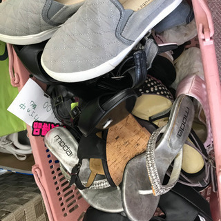 サイズが合えばラッキー♪どれでも一足100円