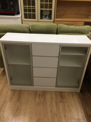 2枚扉のホワイトキャビネット入荷致しました！