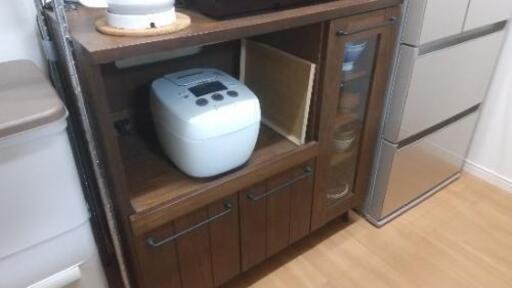 キッチンキャビネット(食器棚)、ヴィンテージ風。