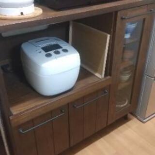 キッチンキャビネット(食器棚)、ヴィンテージ風。