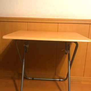 折りたたみ式テーブル、木目調の画像