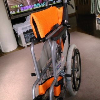 新古車.車椅子自走 手押し車 お年寄り 障害   旅行便利携帯しやすい  丈夫 軽量 シート通気性抜群 カラーオレンジ の画像