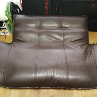 茶色のレーザー風ソファの画像