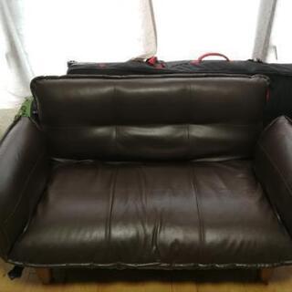 茶色のレーザー風ソファ