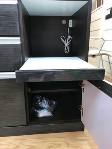 【リサイクルサービス八光　田上店　配達・設置OK】ダークブラウン　食器棚　コンセント二口付