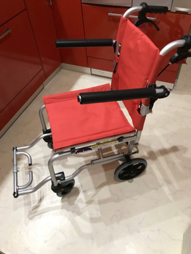 値下げ‼️簡易車椅子(旅行、室内用)足置き付き交渉中❗️