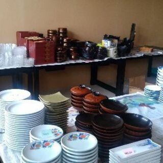 中古和食器、グラス、弁当箱等。