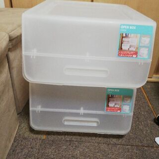 プラスチック収納二つ