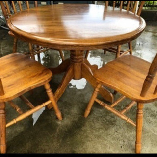 丸型アンティークなダイニングセットです。の画像