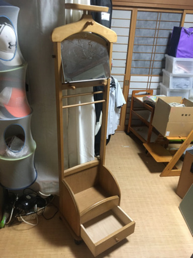 収納家具ミラー付き。服やカバンなど