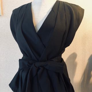 【新品】シルエットが美しいしいトップス(黒)