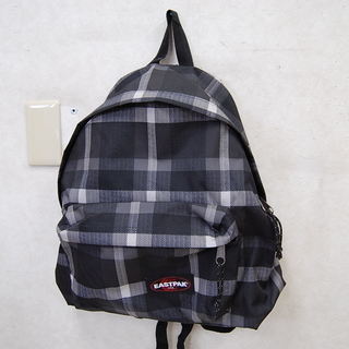 EASTPAK リュックサック 24L ブラック×グレー チェッ...