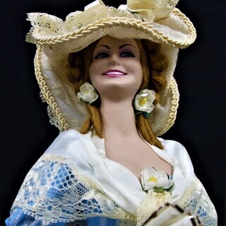 青い服の人形　19世紀のスペインの貴婦人の画像