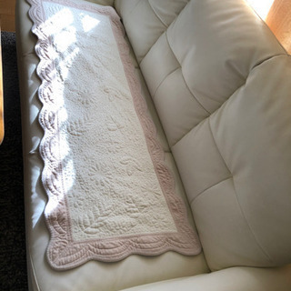 白の本皮です。3人座るソファーで真ん中少しやぶれます。あげますので欲しい人いればよろしくお願いします。の画像