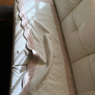 白の本皮です。3人座るソファーで真ん中少しやぶれます。あげますので欲しい人いればよろしくお願いします。の画像