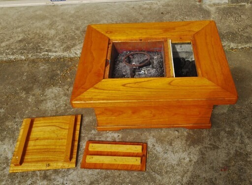 木製テーブル火鉢　五徳、灰　、炭付き　日置市　伊集院町