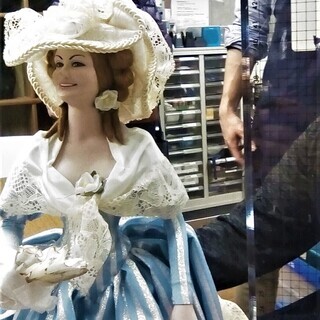 青い服の人形　19世紀のスペインの貴婦人の画像