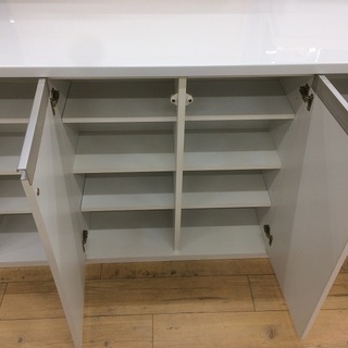 シンプルでオシャレな白のキッチンカウンターです！