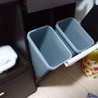 食器棚、ゴミ箱、フードプロセッサーのセットの画像