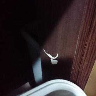 食器棚、ゴミ箱、フードプロセッサーのセットの画像