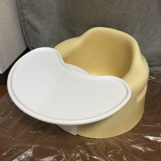 クリーム色テーブル付きバンボ