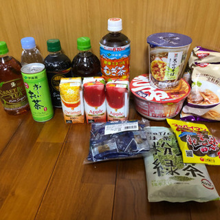 ドリンク各種とインスタントラーメンなど