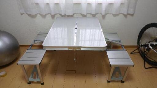 (値引き)折り畳み式キャンプ用テーブル\u0026椅子。売ります