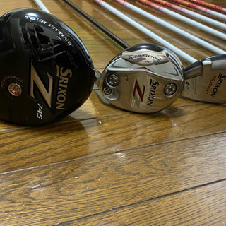 スリクソンゴルフクラブのセットの画像